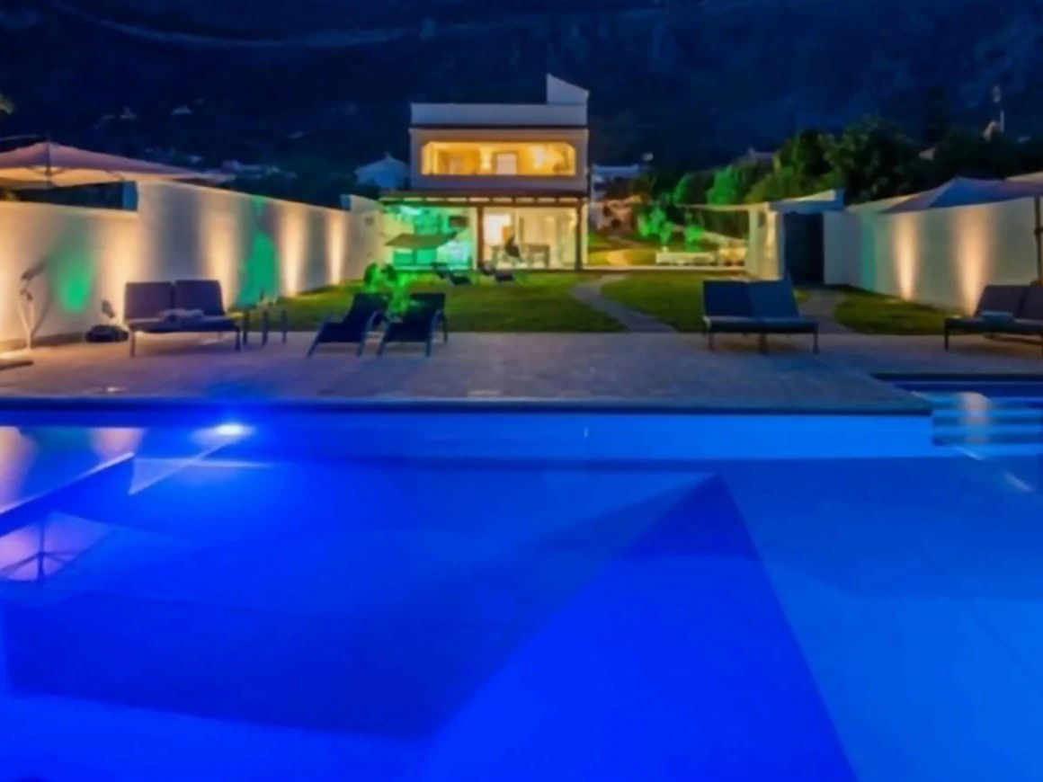 La piscina illuminata di sera con la villa sullo sfondo, Villa Valentino a Villagrazia di Carini